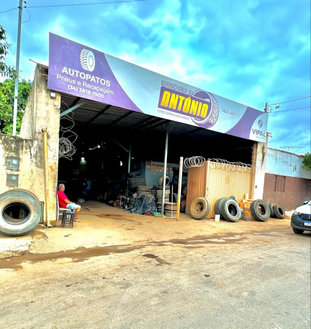 Fachada da Borracharia do Antônio na Rua Brito Moreira, 561, Vila Operária, em Patos de Minas, com pneus de caminhão na entrada